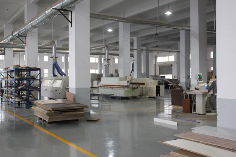 上海辦公家具廠卓越的現(xiàn)代化管理制度，認(rèn)真負(fù)責(zé)的福冠辦公家具全體員工，規(guī)范化流水作業(yè)，保障您的產(chǎn)品質(zhì)量。